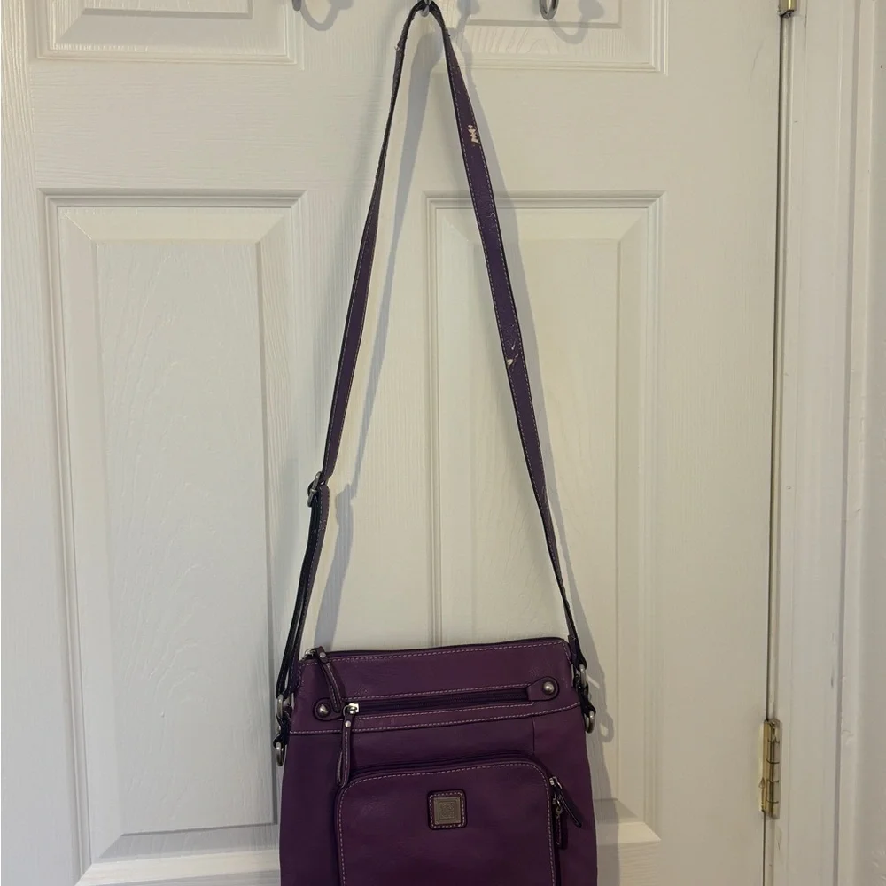 Adorable Vintage Purple Giani Bernini Leather crossbody bag